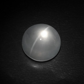 10.71カラットの天然ホワイトQuartz Cat's Eye（13.22 mm・ラウンドカット）