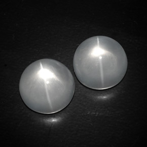 13.03カラットの天然ホワイトQuartz Cat's Eye（11.01 mm・ラウンドカット）