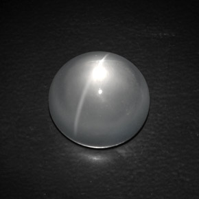 9.68カラットの天然ホワイトQuartz Cat's Eye（13.25 mm・ラウンドカット）