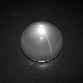 9.68カラットの天然ホワイトQuartz Cat's Eye（13.25 mm・ラウンドカット）