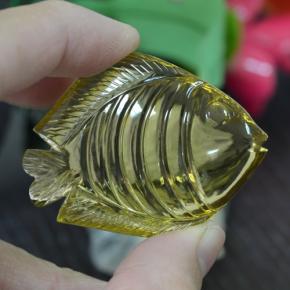 105.35カラットの天然レモンクォーツ（44.6×34.6 mm・ファンシーシェイプ）