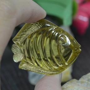 105.35カラットの天然レモンクォーツ（44.6×34.6 mm・ファンシーシェイプ）