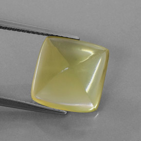 7.60カラットの天然レモンクォーツ（12.6×12 mm・透明）