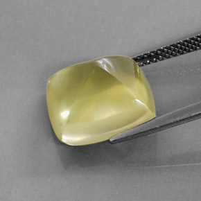 7.60カラットの天然レモンクォーツ（12.6×12 mm・透明）