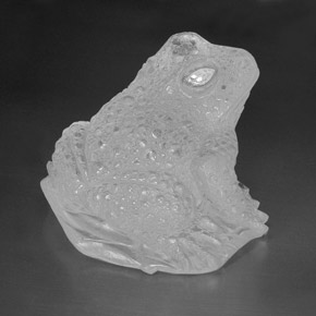 539.64カラットの天然ホワイトクォーツ（58.2×57.9 mm・透明）