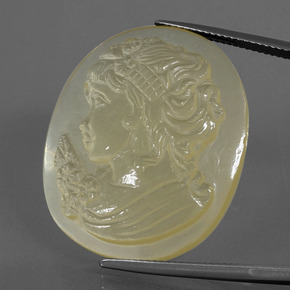 45.60カラットの天然レモンクォーツ（30.9×25.7 mm・ファンシーシェイプ）