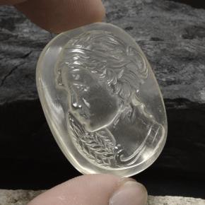 74.59カラットの天然ウォームホワイトクォーツ（35.4×28.2 mm・オーバルカット）