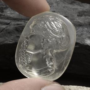 74.59カラットの天然ウォームホワイトクォーツ（35.4×28.2 mm・オーバルカット）