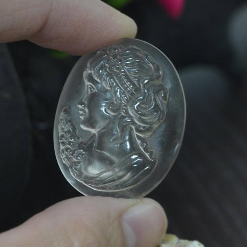 44.82カラットの天然クリアホワイトクォーツ（32.1×25.6 mm・ファンシーシェイプ）
