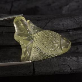 42.75カラットの天然緑がかった黄色クォーツ（33×26.4 mm・ファンシーシェイプ）