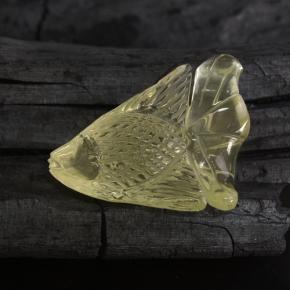 42.75カラットの天然緑がかった黄色クォーツ（33×26.4 mm・ファンシーシェイプ）