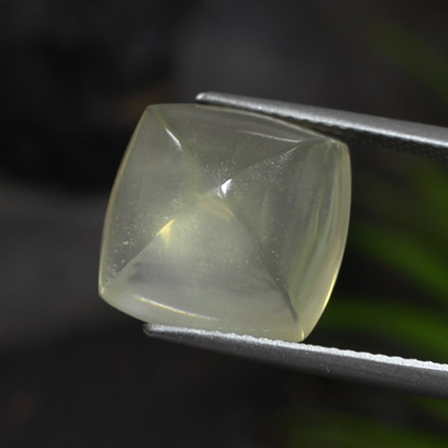 8.57カラットの天然灰色がかった緑クォーツ（13×12.8 mm・クッションカット）