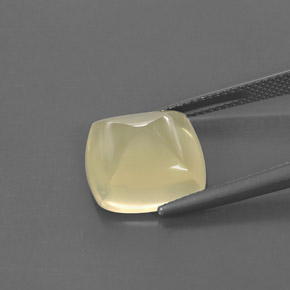 7.90カラットの天然レモンクォーツ（13×12.8 mm・透明）