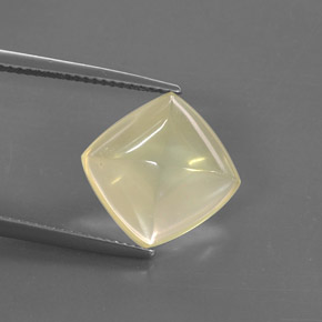 7.36カラットの天然レモンクォーツ（12.5×12.4 mm・透明）