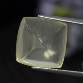 7.66カラットの天然ライトイエロークォーツ（12.5×12.4 mm・クッションカット）