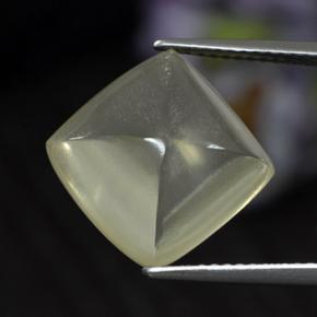 7.66カラットの天然ライトイエロークォーツ（12.5×12.4 mm・クッションカット）