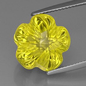 12.53カラットの天然レモンクォーツ（14.5×14 mm・フラワーカット）
