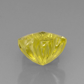 9.84カラットの天然レモンクォーツ（14.3×13.8 mm・フラワーカット）