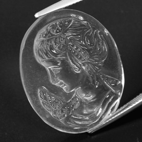 39.77カラットの天然ホワイトクォーツ（29×23.5 mm・ファンシーシェイプ）