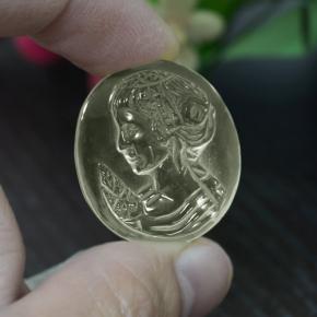 30.49カラットの天然ライトイエロー石英、オーバルカット、透明