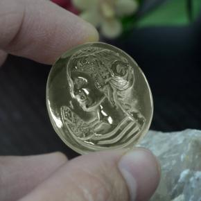 30.49カラットの天然ライトイエロー石英、オーバルカット、透明