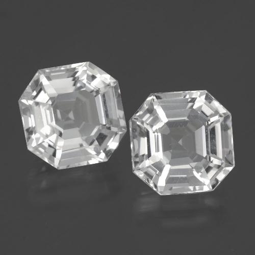 8.23カラットの天然ホワイトクォーツ（10×10 mm・エメラルドカット）