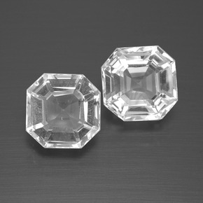 カラットの天然ホワイトクォーツ（7.9×7.9 mm・エメラルドカット）