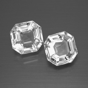 カラットの天然ホワイトクォーツ（7.9×7.9 mm・エメラルドカット）