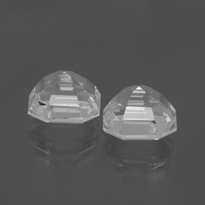 カラットの天然ホワイトクォーツ（10×10 mm・エメラルドカット）