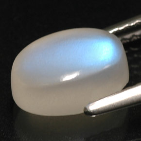 2.15カラットの天然ホワイトレインボームーンストーン（8.9×6 mm・透明）
