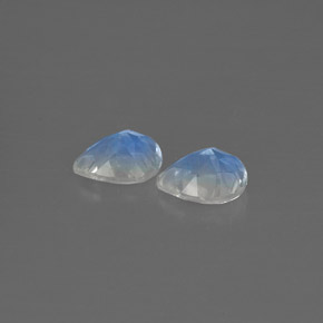 カラットの天然ブルー＆ホワイトレインボームーンストーン（5.1×4 mm・透明）