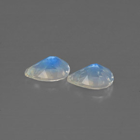 カラットの天然ブルー＆ホワイトレインボームーンストーン（6.3×4.4 mm・透明）