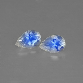 カラットの天然ブルー＆ホワイトレインボームーンストーン（6.2×4.3 mm・透明）