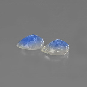 カラットの天然ブルー＆ホワイトレインボームーンストーン（6.2×4.3 mm・透明）