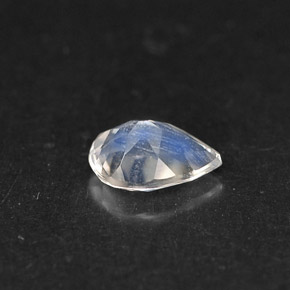0.35カラットの天然ホワイトブルーレインボームーンストーン（5.9×4.1 mm・洋梨の形）