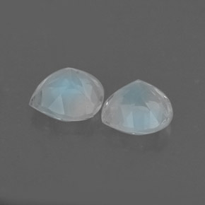カラットの天然ブルー＆ホワイトレインボームーンストーン（5.3×5.1 mm・洋梨の形）
