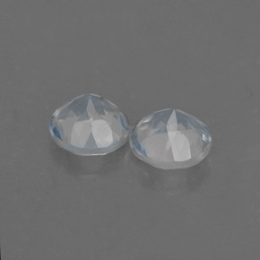 カラットの天然ブルー＆ホワイトレインボームーンストーン（5.21 mm・ラウンドカット）