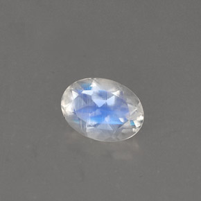 0.75カラットの天然ブルー＆ホワイトレインボームーンストーン（7×5.1 mm・オーバルカット）