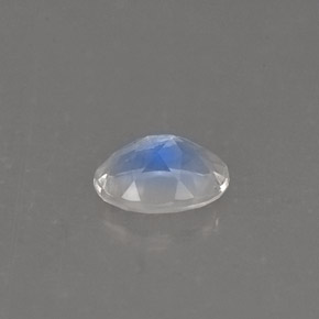 0.75カラットの天然ブルー＆ホワイトレインボームーンストーン（7×5.1 mm・オーバルカット）