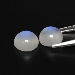 カラットの天然ブルー＆ホワイトレインボームーンストーン（8.96 mm・透明）