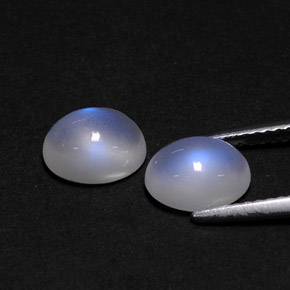 カラットの天然ブルー＆ホワイトレインボームーンストーン（8.1×6.1 mm・透明）