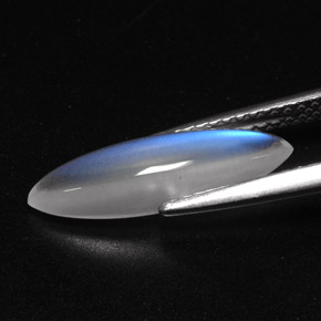 2.14カラットの天然ブルー＆ホワイトレインボームーンストーン（16.5×5.1 mm・透明）