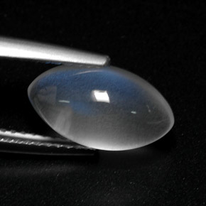 3.35カラットの天然ブルー＆ホワイトレインボームーンストーン（12.6×7.2 mm・透明）