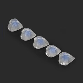 カラットの天然ブルー＆ホワイトレインボームーンストーン（5×4.7 mm・ハート型）