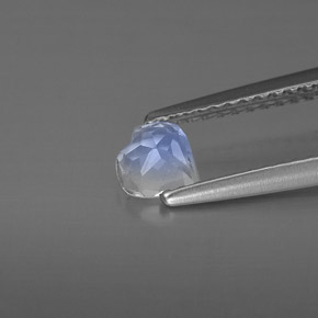 0.29カラットの天然ブルー＆ホワイトレインボームーンストーン（4.8×4.8 mm・ハート型）