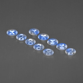 カラットの天然ブルー＆ホワイトレインボームーンストーン（4.9×3 mm・オーバルカット）