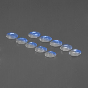 カラットの天然ブルー＆ホワイトレインボームーンストーン（4.9×3 mm・オーバルカット）