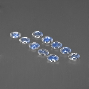 カラットの天然ブルー＆ホワイトレインボームーンストーン（4.8×3 mm・オーバルカット）