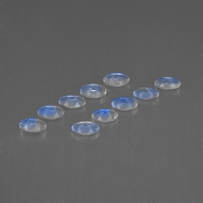 カラットの天然ブルー＆ホワイトレインボームーンストーン（4.8×3 mm・オーバルカット）