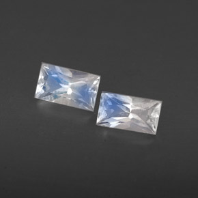 カラットの天然ブルー＆ホワイトレインボームーンストーン（5.2×2.8 mm・バゲット）